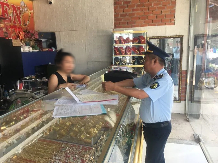 Phát hiện vi phạm tại nhiều tiệm vàng ở miền Tây- Ảnh 6. Phát hiện vi phạm tại nhiều tiệm vàng ở miền Tây- Ảnh 6.