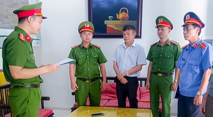 Khởi tố thêm 2 bị can vụ nhận hối lộ ở trung tâm đăng kiểm Thừa Thiên - Huế- Ảnh 1. Khởi tố thêm 2 bị can vụ nhận hối lộ ở trung tâm đăng kiểm Thừa Thiên - Huế- Ảnh 1.