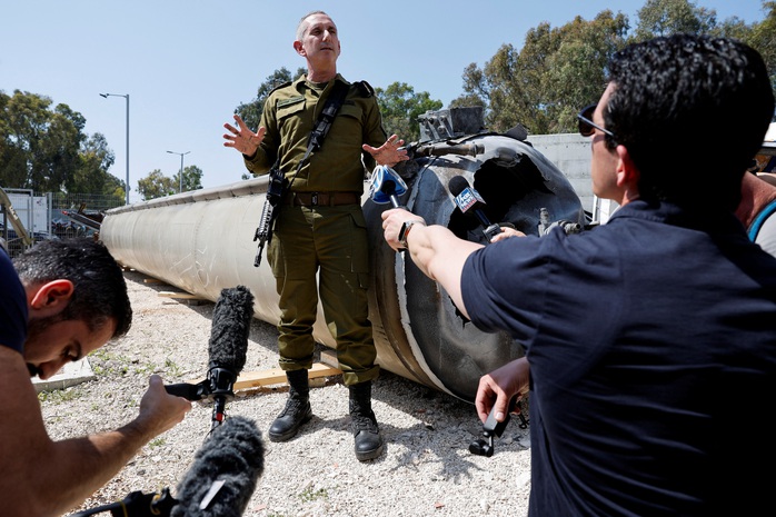 Mảnh vỡ tên lửa đạn đạo mà Israel cho là của Iran, được vớt lên từ biển Chết. Ảnh: Reuters Mảnh vỡ tên lửa đạn đạo mà Israel cho là của Iran, được vớt lên từ biển Chết. Ảnh: Reuters