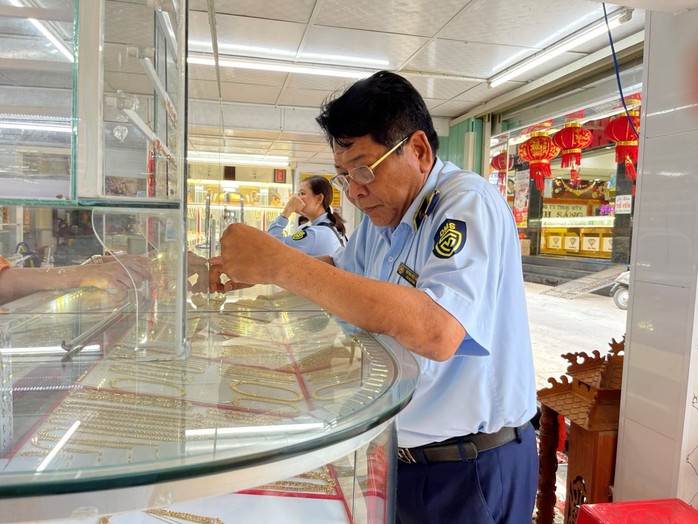 Phát hiện vi phạm tại nhiều tiệm vàng ở miền Tây- Ảnh 10. Phát hiện vi phạm tại nhiều tiệm vàng ở miền Tây- Ảnh 10.