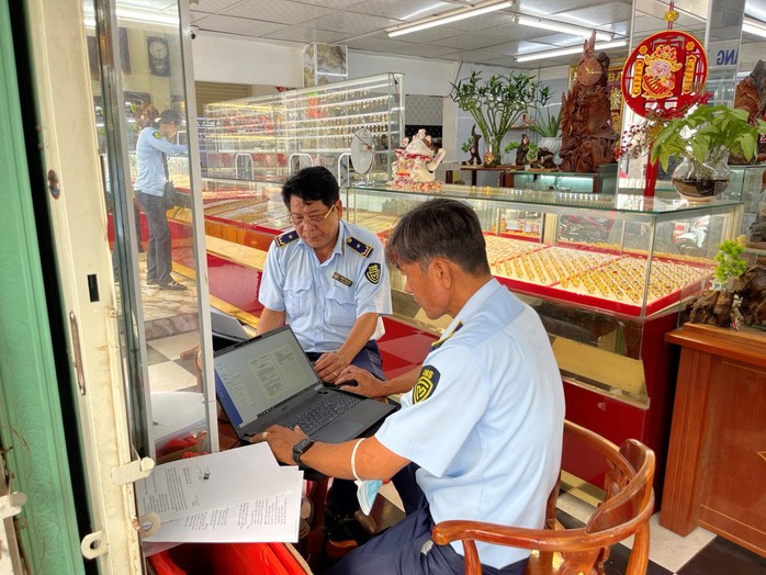 Phát hiện vi phạm tại nhiều tiệm vàng ở miền Tây- Ảnh 9. Phát hiện vi phạm tại nhiều tiệm vàng ở miền Tây- Ảnh 9.