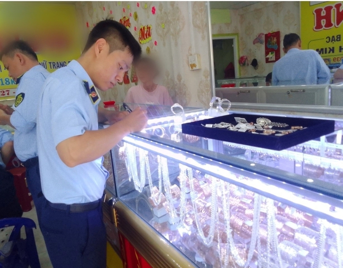 Phát hiện vi phạm tại nhiều tiệm vàng ở miền Tây- Ảnh 11. Phát hiện vi phạm tại nhiều tiệm vàng ở miền Tây- Ảnh 11.
