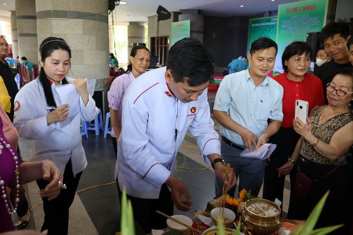 TP HCM: Thi gói, nấu bánh chưng dâng Vua Hùng- Ảnh 3.