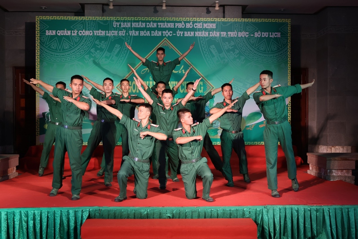 TP HCM: Thi gói, nấu bánh chưng dâng Vua Hùng- Ảnh 1.