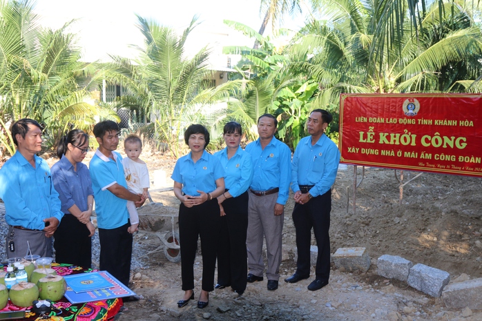 Khởi công xây dựng Mái ấm Công đoàn ở Khánh Hòa
- Ảnh 1. Khởi công xây dựng Mái ấm Công đoàn ở Khánh Hòa
- Ảnh 1.