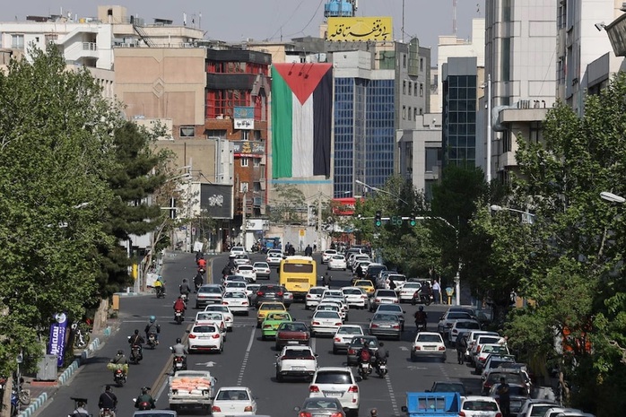 Một lá cờ Palestine được treo trên một tòa nhà trên đường phố ở Tehran, Iran, ngày 15-4. Ảnh: Reuters Một lá cờ Palestine được treo trên một tòa nhà trên đường phố ở Tehran, Iran, ngày 15-4. Ảnh: Reuters
