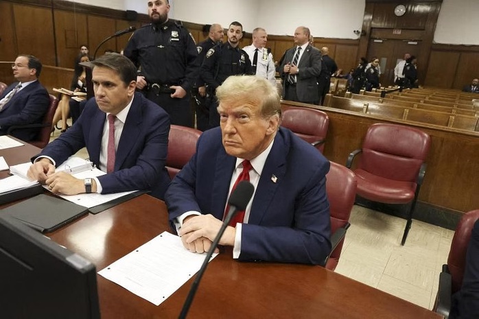 Cựu tổng thống Mỹ Donald Trump trong phòng xử án tại Tòa án Hình sự Manhattan, New York, ngày 15-4. ẢNH: New York Times Cựu tổng thống Mỹ Donald Trump trong phòng xử án tại Tòa án Hình sự Manhattan, New York, ngày 15-4. ẢNH: New York Times