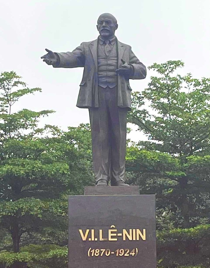 Khánh thành tượng đài Lê-nin ở trung tâm TP Vinh- Ảnh 1. Khánh thành tượng đài Lê-nin ở trung tâm TP Vinh- Ảnh 1.