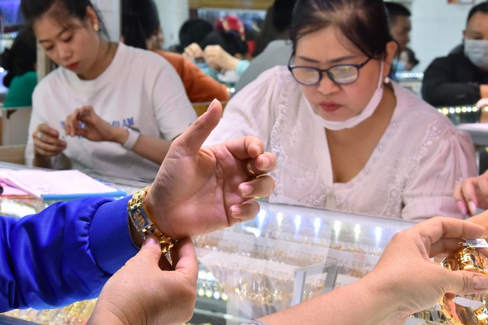 Giá vàng hôm nay, 17-4: Nhiều yếu tố gây bất ngờ- Ảnh 1. Giá vàng hôm nay, 17-4: Nhiều yếu tố gây bất ngờ- Ảnh 1.