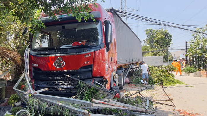 Hú vía với chiếc container bị nổ lốp ở huyện Củ Chi- Ảnh 1. Hú vía với chiếc container bị nổ lốp ở huyện Củ Chi- Ảnh 1.