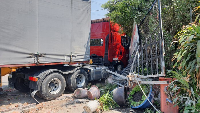 Hú vía với chiếc container bị nổ lốp ở huyện Củ Chi- Ảnh 2. Hú vía với chiếc container bị nổ lốp ở huyện Củ Chi- Ảnh 2.
