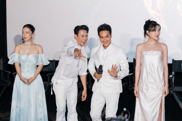 Trương Thanh Long kể "nụ hôn màn ảnh" cùng Lâm Thanh Nhã- Ảnh 3. Trương Thanh Long kể "nụ hôn màn ảnh" cùng Lâm Thanh Nhã- Ảnh 3.