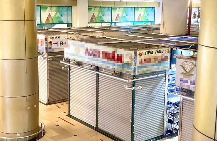 Một loạt tiệm vàng tại An Đông Plaza (quận 5, TP HCM) cửa đóng then cài Ảnh: LÊ TỈNH