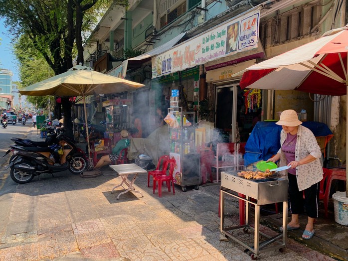 Đi đâu cũng có thể bắt gặp hình ảnh các quán ăn bày bếp nướng ra vỉa hè Ảnh: Ái My Đi đâu cũng có thể bắt gặp hình ảnh các quán ăn bày bếp nướng ra vỉa hè Ảnh: Ái My