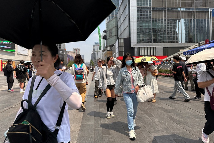 IMF giữ nguyên dự báo tăng trưởng của Trung Quốc trong năm 2024 là 4,6%. Trong ảnh: Người dân đi dạo tại khu mua sắm ở TP Thành Đô, tỉnh Tứ Xuyên - Trung Quốc hôm 13-4. Ảnh: REUTERS IMF giữ nguyên dự báo tăng trưởng của Trung Quốc trong năm 2024 là 4,6%. Trong ảnh: Người dân đi dạo tại khu mua sắm ở TP Thành Đô, tỉnh Tứ Xuyên - Trung Quốc hôm 13-4. Ảnh: REUTERS