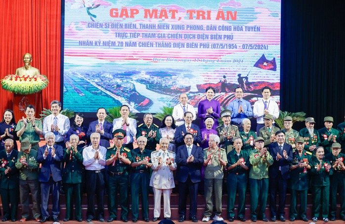 Thủ tướng Phạm Minh Chính cùng các lãnh đạo Đảng, Nhà nước chụp ảnh lưu niệm với các đại biểu là chiến sĩ Điện Biên, thanh niên xung phong, dân công hỏa tuyến trực tiếp tham gia Chiến dịch Điện Biên Phủ Thủ tướng Phạm Minh Chính cùng các lãnh đạo Đảng, Nhà nước chụp ảnh lưu niệm với các đại biểu là chiến sĩ Điện Biên, thanh niên xung phong, dân công hỏa tuyến trực tiếp tham gia Chiến dịch Điện Biên Phủ