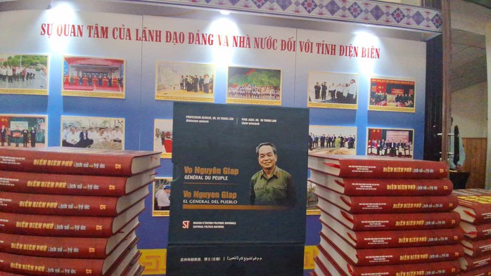 Ra mắt loạt sách kỷ niệm 70 năm Chiến thắng Điện Biên Phủ- Ảnh 3. Ra mắt loạt sách kỷ niệm 70 năm Chiến thắng Điện Biên Phủ- Ảnh 3.