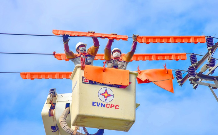 EVNCPC bảo đảm cung cấp điện dịp Giỗ Tổ Hùng Vương, lễ 30-4 và 1-5- Ảnh 3. EVNCPC bảo đảm cung cấp điện dịp Giỗ Tổ Hùng Vương, lễ 30-4 và 1-5- Ảnh 3.