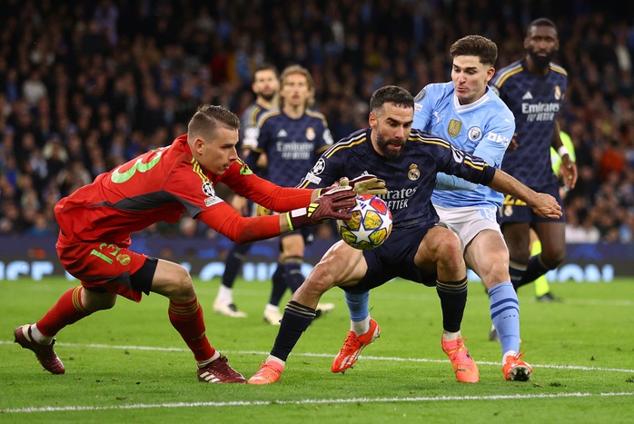 Thủ môn Andriy Lunin xuất sắc cản phá các đợt tấn công của chủ nhà Man City Thủ môn Andriy Lunin xuất sắc cản phá các đợt tấn công của chủ nhà Man City