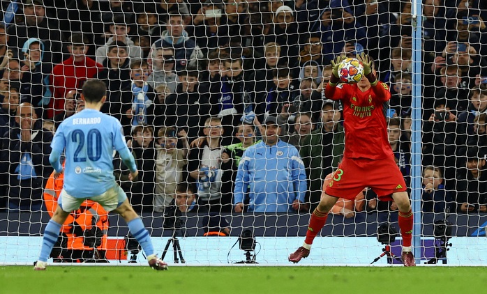 Thủ môn Andriy Lunin chụp dính cú sút của Bernardo Silva Thủ môn Andriy Lunin chụp dính cú sút của Bernardo Silva