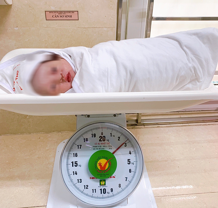 Bé gái chào đời với dây rốn quấn cổ 5 vòng- Ảnh 1. Bé gái chào đời với dây rốn quấn cổ 5 vòng- Ảnh 1.