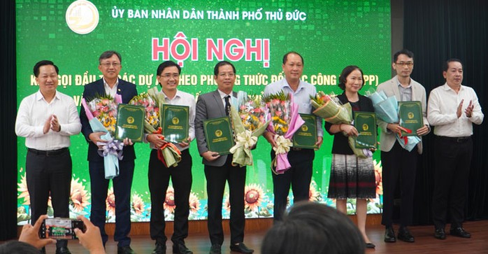 Lãnh đạo UBND TP Thủ Đức trao quyết định, chúc mừng các doanh nghiệp thực hiện dự án nhà ở Lãnh đạo UBND TP Thủ Đức trao quyết định, chúc mừng các doanh nghiệp thực hiện dự án nhà ở