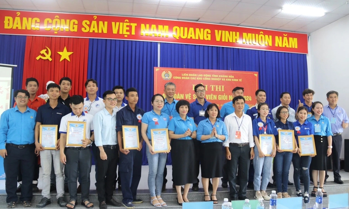 Khánh Hoà: Tổ chức hội thi an toàn vệ sinh viên giỏi
- Ảnh 4. Khánh Hoà: Tổ chức hội thi an toàn vệ sinh viên giỏi
- Ảnh 4.