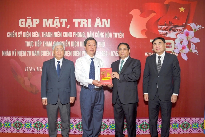 Ra mắt loạt sách kỷ niệm 70 năm Chiến thắng Điện Biên Phủ- Ảnh 2. Ra mắt loạt sách kỷ niệm 70 năm Chiến thắng Điện Biên Phủ- Ảnh 2.