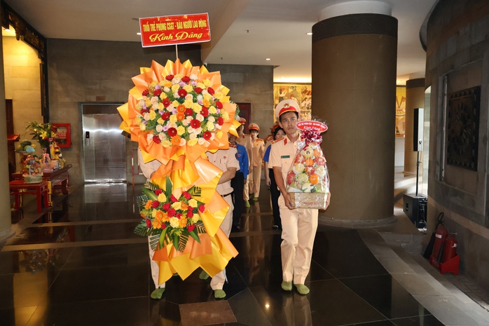 Đoàn Thanh niên báo Người Lao Động, Phòng CSGT TP HCM dâng hoa, dâng hương tưởng niệm các vua Hùng- Ảnh 1. Đoàn Thanh niên báo Người Lao Động, Phòng CSGT TP HCM dâng hoa, dâng hương tưởng niệm các vua Hùng- Ảnh 1.