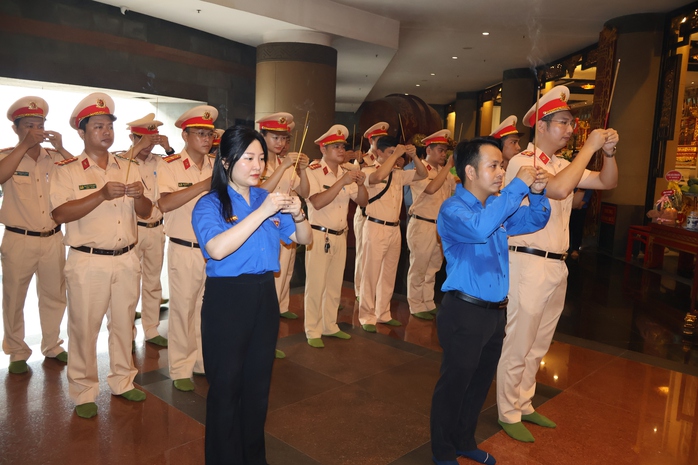 Đoàn Thanh niên báo Người Lao Động, Phòng CSGT TP HCM dâng hoa, dâng hương tưởng niệm các vua Hùng- Ảnh 2. Đoàn Thanh niên báo Người Lao Động, Phòng CSGT TP HCM dâng hoa, dâng hương tưởng niệm các vua Hùng- Ảnh 2.