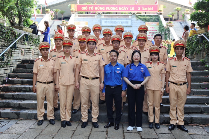 Đoàn Thanh niên báo Người Lao Động, Phòng CSGT TP HCM dâng hoa, dâng hương tưởng niệm các vua Hùng- Ảnh 3. Đoàn Thanh niên báo Người Lao Động, Phòng CSGT TP HCM dâng hoa, dâng hương tưởng niệm các vua Hùng- Ảnh 3.