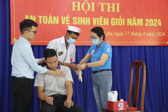 Khánh Hoà: Tổ chức hội thi an toàn vệ sinh viên giỏi
- Ảnh 2. Khánh Hoà: Tổ chức hội thi an toàn vệ sinh viên giỏi
- Ảnh 2.
