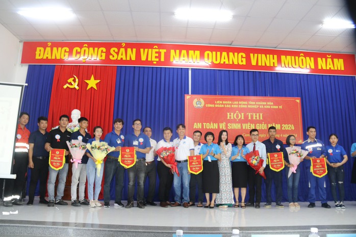 Khánh Hoà: Tổ chức hội thi an toàn vệ sinh viên giỏi
- Ảnh 1. Khánh Hoà: Tổ chức hội thi an toàn vệ sinh viên giỏi
- Ảnh 1.