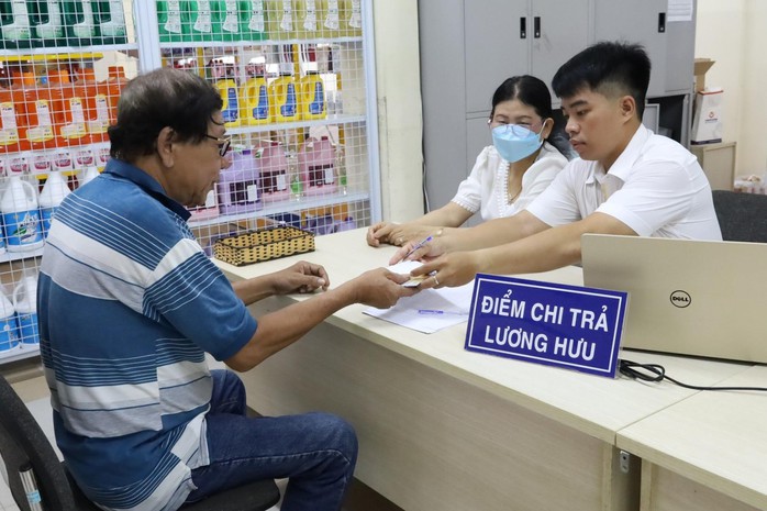 Thí điểm trả lương hưu, trợ cấp không dùng tiền mặt tại 5 tỉnh, thành- Ảnh 1. Thí điểm trả lương hưu, trợ cấp không dùng tiền mặt tại 5 tỉnh, thành- Ảnh 1.