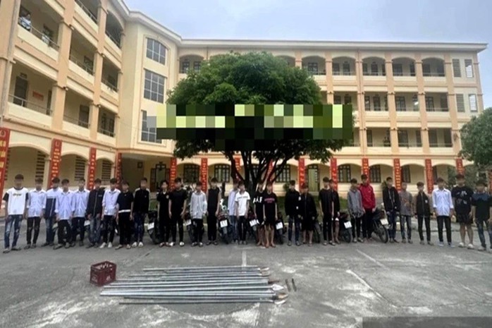 Triệu tập 29 thanh, thiếu niên mang dao phóng lợn diễu phố- Ảnh 1. Triệu tập 29 thanh, thiếu niên mang dao phóng lợn diễu phố- Ảnh 1.