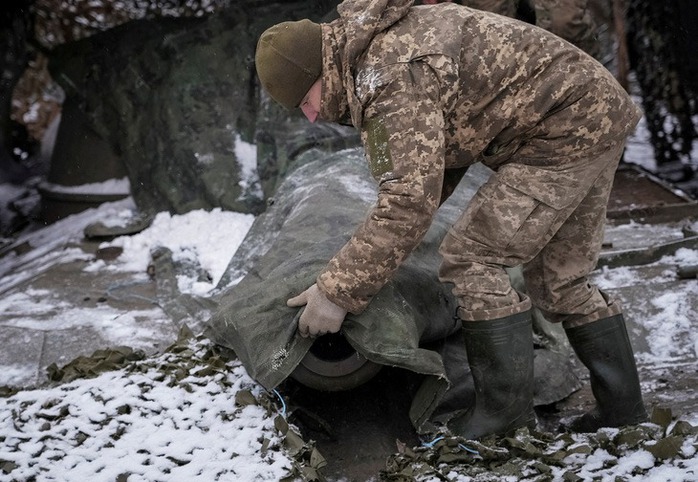 Một quân nhân Ukraine ngụy trang pháo tự hành gần Chasiv Yar ở vùng Donetsk. Ảnh: Reuters Một quân nhân Ukraine ngụy trang pháo tự hành gần Chasiv Yar ở vùng Donetsk. Ảnh: Reuters