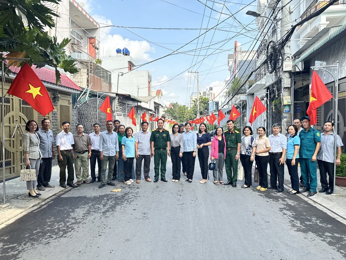 Ra mắt "Đường cờ Tổ quốc" trên địa bàn quận 12- Ảnh 2. Ra mắt "Đường cờ Tổ quốc" trên địa bàn quận 12- Ảnh 2.