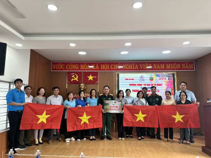 Ra mắt "Đường cờ Tổ quốc" trên địa bàn quận 12- Ảnh 1. Ra mắt "Đường cờ Tổ quốc" trên địa bàn quận 12- Ảnh 1.
