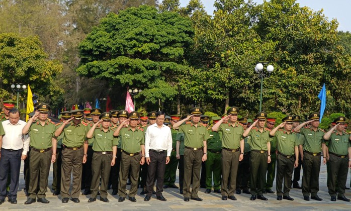 Đại tướng Tô Lâm dâng hương tưởng niệm các anh hùng, liệt sĩ- Ảnh 1. Đại tướng Tô Lâm dâng hương tưởng niệm các anh hùng, liệt sĩ- Ảnh 1.