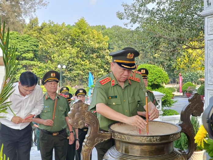 Đại tướng Tô Lâm dâng hương tưởng niệm các anh hùng, liệt sĩ- Ảnh 2. Đại tướng Tô Lâm dâng hương tưởng niệm các anh hùng, liệt sĩ- Ảnh 2.