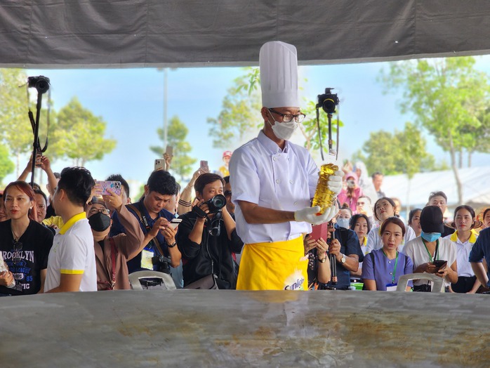 VIDEO: Bánh xèo "siêu to khổng lồ" ở Cần Thơ- Ảnh 1. VIDEO: Bánh xèo "siêu to khổng lồ" ở Cần Thơ- Ảnh 1.