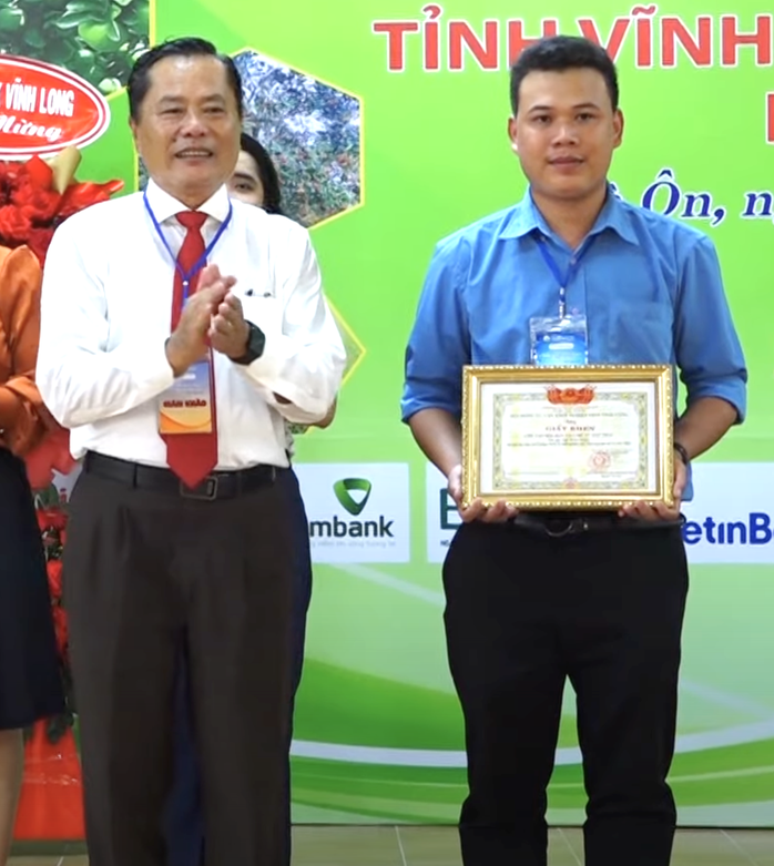 Anh Ngô Hoài Nhiệm (phải) nhận giải ba tại cuộc thi “Ý tưởng và Dự án khởi nghiệp tỉnh Vĩnh Long lần VI năm 2023” Ảnh: BTC cung cấp Anh Ngô Hoài Nhiệm (phải) nhận giải ba tại cuộc thi “Ý tưởng và Dự án khởi nghiệp tỉnh Vĩnh Long lần VI năm 2023” Ảnh: BTC cung cấp