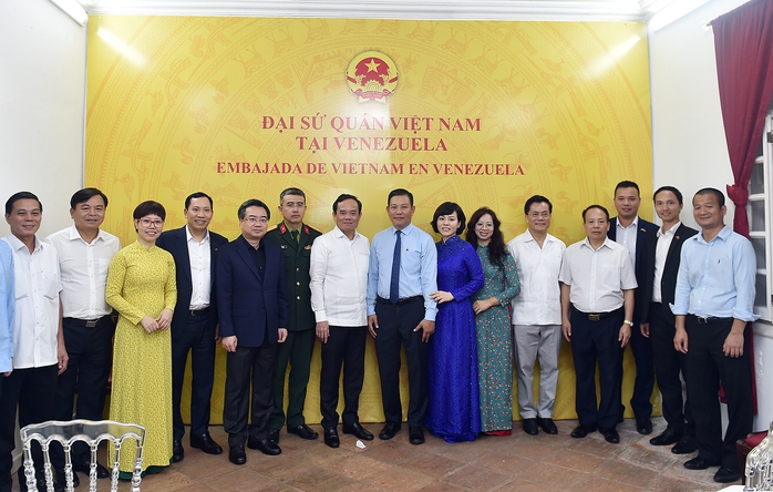 Phó Thủ tướng Trần Lưu Quang tới thăm cán bộ, nhân viên Đại sứ quán Việt Nam tại Venezuela. Ảnh: HẢI MINH Phó Thủ tướng Trần Lưu Quang tới thăm cán bộ, nhân viên Đại sứ quán Việt Nam tại Venezuela. Ảnh: HẢI MINH