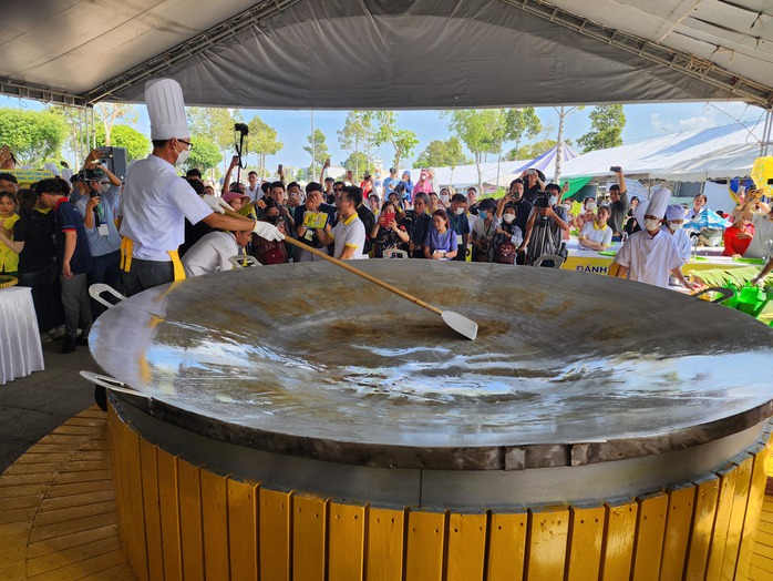 VIDEO: Bánh xèo "siêu to khổng lồ" ở Cần Thơ- Ảnh 2. VIDEO: Bánh xèo "siêu to khổng lồ" ở Cần Thơ- Ảnh 2.