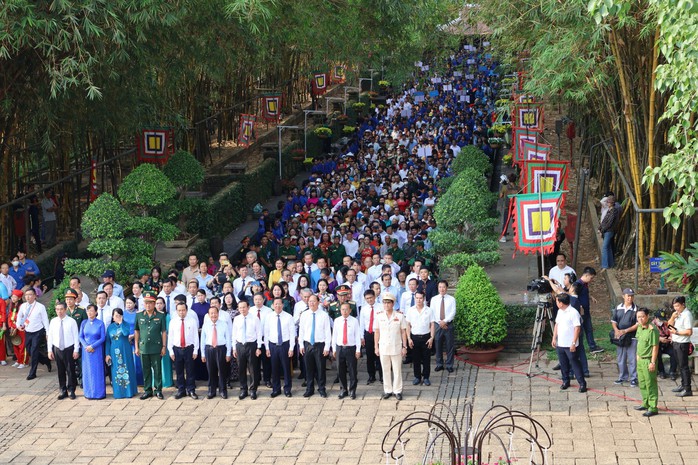 Lãnh đạo TP HCM dâng hương tại Đền tưởng niệm các Vua Hùng sáng 18-4 Ảnh: Trường Hoàng Lãnh đạo TP HCM dâng hương tại Đền tưởng niệm các Vua Hùng sáng 18-4 Ảnh: Trường Hoàng