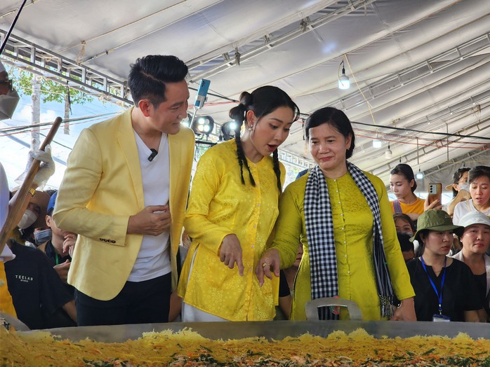 VIDEO: Bánh xèo "siêu to khổng lồ" ở Cần Thơ- Ảnh 8. VIDEO: Bánh xèo "siêu to khổng lồ" ở Cần Thơ- Ảnh 8.