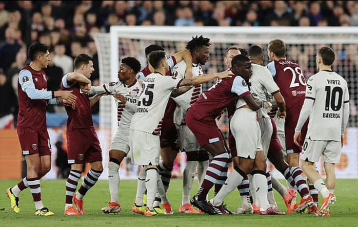 Salah tỏa sáng muộn màng, Liverpool dừng chân Europa League- Ảnh 5. Salah tỏa sáng muộn màng, Liverpool dừng chân Europa League- Ảnh 5.