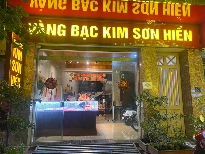 Thủ phạm cướp tiệm vàng ở Hà Tĩnh khai gì?- Ảnh 2. Thủ phạm cướp tiệm vàng ở Hà Tĩnh khai gì?- Ảnh 2.