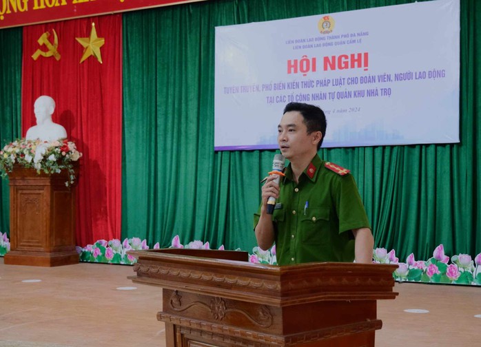 Đại diện Công an quận Cẩm Lệ, TP Đà Nẵng tại buổi tuyên truyền Đại diện Công an quận Cẩm Lệ, TP Đà Nẵng tại buổi tuyên truyền
