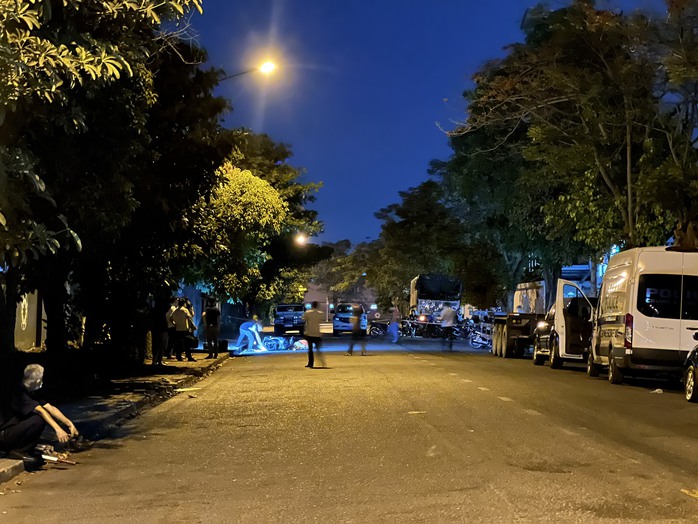 Người phụ nữ gục xuống đường trong Khu công nghiệp Sóng Thần- Ảnh 2. Người phụ nữ gục xuống đường trong Khu công nghiệp Sóng Thần- Ảnh 2.